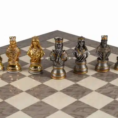 Rois et dames du jeu Medieval Royal en gros plan sur l'échiquier