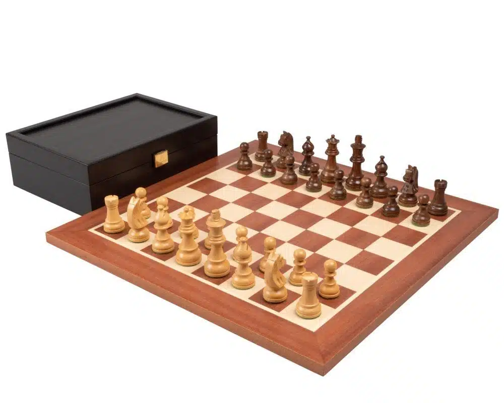 Ensemble Novice Echiquier en Bois d'Acajou, Jeu d'Echecs en Bois d'Acacia et de Buis & Coffret de Rangement en Wenge