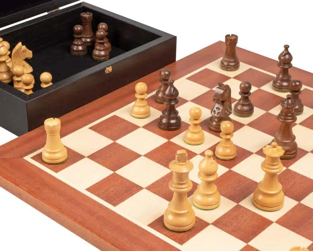 Ensemble Novice Echiquier en Bois d'Acajou, Jeu d'Echecs en Bois d'Acacia et de Buis & Coffret de Rangement en Wenge - Image 2