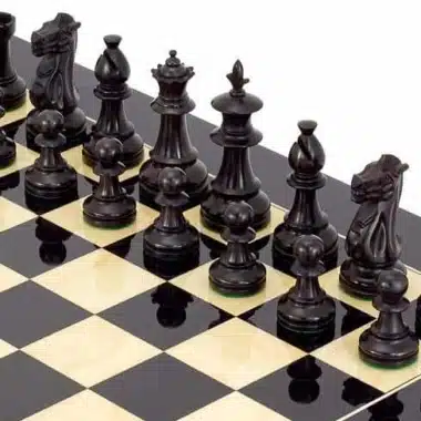 Ensemble "Fleur Noire" Echiquier en Bois d'Erable & Jeu d'Echecs en Bois de Buis