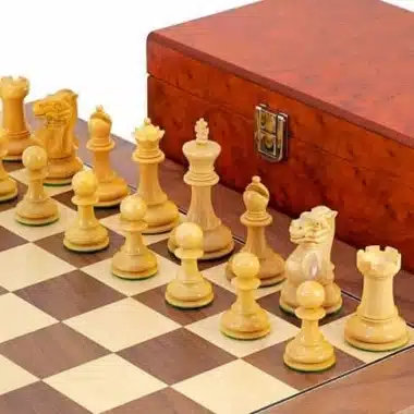 Ensemble "Highgrove" Echiquier en Bois d'Erable et de Noyer, Jeu d'Echecs en Buis de Buis Ebonisé & Coffret de Rangement en Placage de Racine