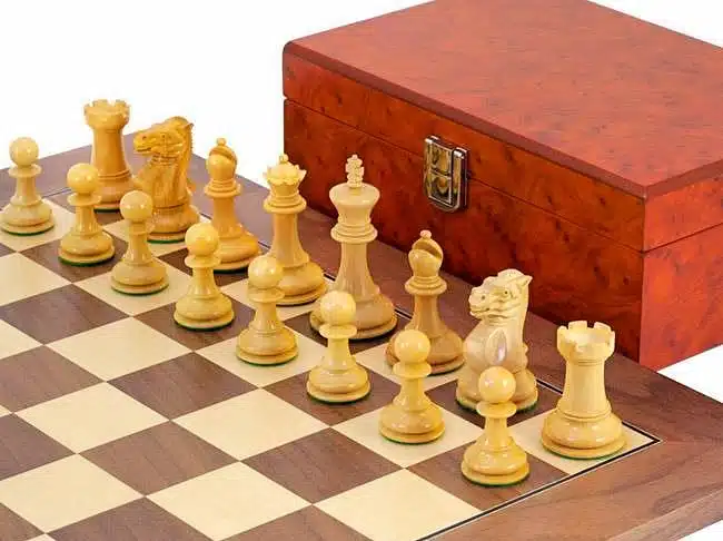 Ensemble "Highgrove" Echiquier en Bois d'Erable et de Noyer, Jeu d'Echecs en Buis de Buis Ebonisé & Coffret de Rangement en Placage de Racine