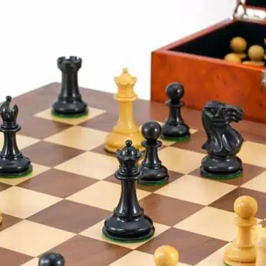 Ensemble "Highgrove" Echiquier en Bois d'Erable et de Noyer, Jeu d'Echecs en Buis de Buis Ebonisé & Coffret de Rangement en Placage de Racine