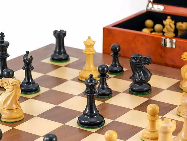 Ensemble "Highgrove" Echiquier en Bois d'Erable et de Noyer, Jeu d'Echecs en Buis de Buis Ebonisé & Coffret de Rangement en Placage de Racine