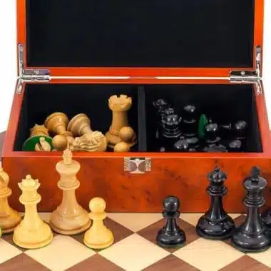 Ensemble "Highgrove" Echiquier en Bois d'Erable et de Noyer, Jeu d'Echecs en Buis de Buis Ebonisé & Coffret de Rangement en Placage de Racine