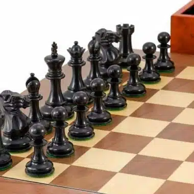 Ensemble "Highgrove" Echiquier en Bois d'Erable et de Noyer, Jeu d'Echecs en Buis de Buis Ebonisé & Coffret de Rangement en Placage de Racine