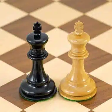 Ensemble "Highgrove" Echiquier en Bois d'Erable et de Noyer, Jeu d'Echecs en Buis de Buis Ebonisé & Coffret de Rangement en Placage de Racine
