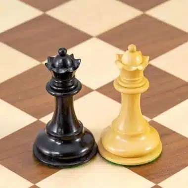 Ensemble "Highgrove" Echiquier en Bois d'Erable et de Noyer, Jeu d'Echecs en Buis de Buis Ebonisé & Coffret de Rangement en Placage de Racine