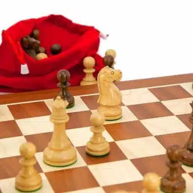 Ensemble "Jacob Knight" Echiquier en Bois d'Erable et Acajou, Jeu d'Echecs en Bois de Rose Doré et Buis & Sachet de Rangement