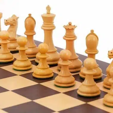 Pièces d'échecs claires en buis, détail du roi, de la dame et des pions