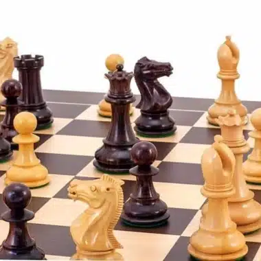 Pièces d'échecs claires et foncées rapprochées, détail des cavaliers et de la tour