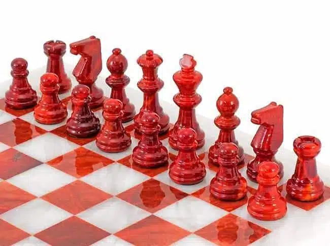 Ensemble "Rouge et Blanc" Echiquier et Jeu d'Echecs en Albâtre de Volterra
