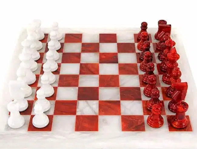 Ensemble "Rouge et Blanc" Echiquier et Jeu d'Echecs en Albâtre de Volterra