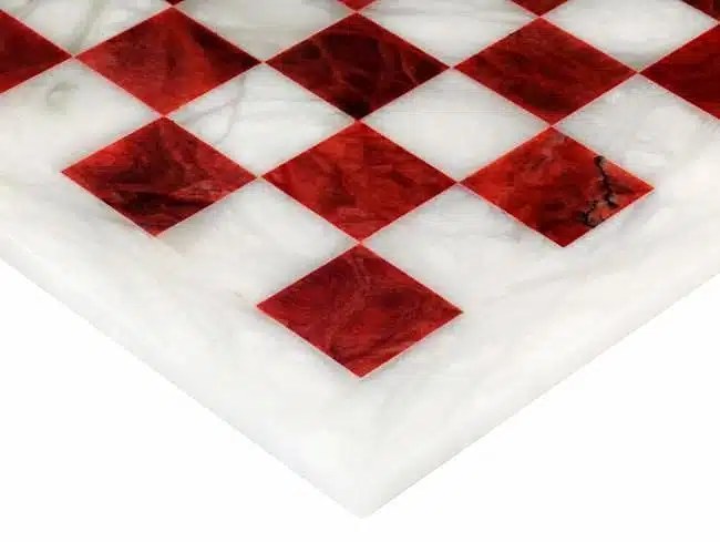 Ensemble "Rouge et Blanc" Echiquier et Jeu d'Echecs en Albâtre de Volterra