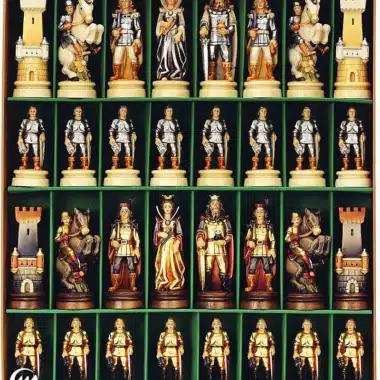 Jeu d'Echecs "Bergame Bouclier Côté Peint à l'Huile et Dorures à la Feuille d'Or" en Bois des Alpes Massif Sculpté Traditionnellement