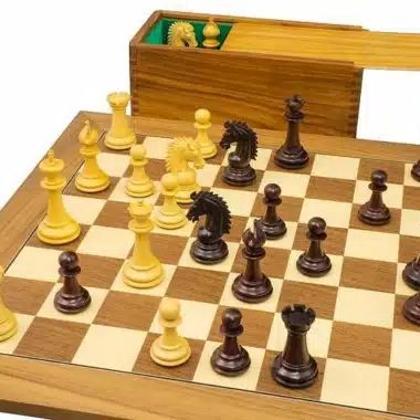 Coffret de rangement ouvert à côté du jeu d'échecs Sheffield I en partie