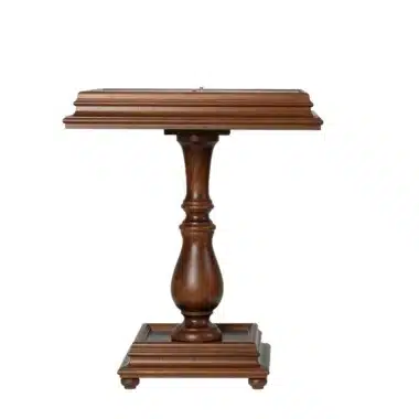 Table échiquier en bois, vue de face mettant en valeur le pied balustre sculpté