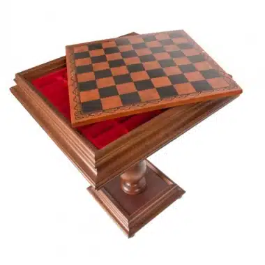 Table échiquier ouverte montrant le compartiment de rangement doublé de feutrine rouge