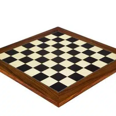 Échiquier en bois et racine de palissandre, vue d'ensemble des cases noires et claires