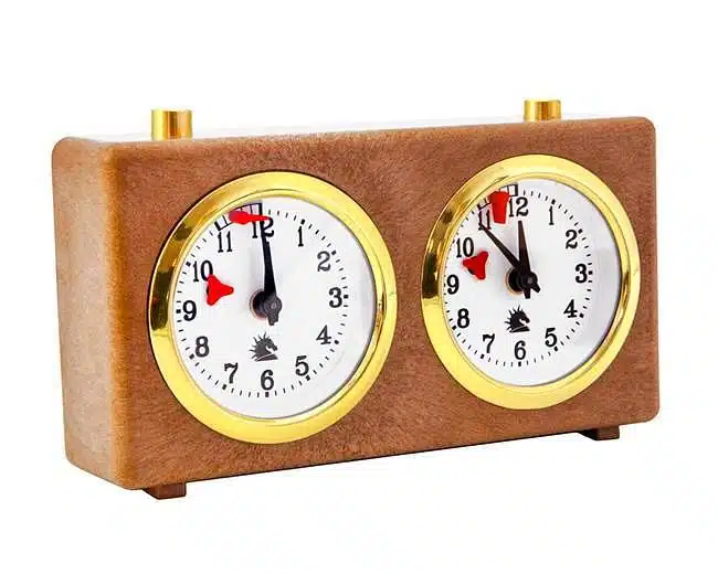 Horloge hydraulique de jeu d'échecs avec cadrans dorés et boîtier marron