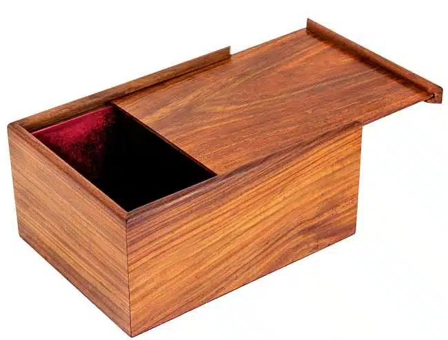 Coffret de rangement en bois de rose doré ouvert, intérieur en velours bordeaux