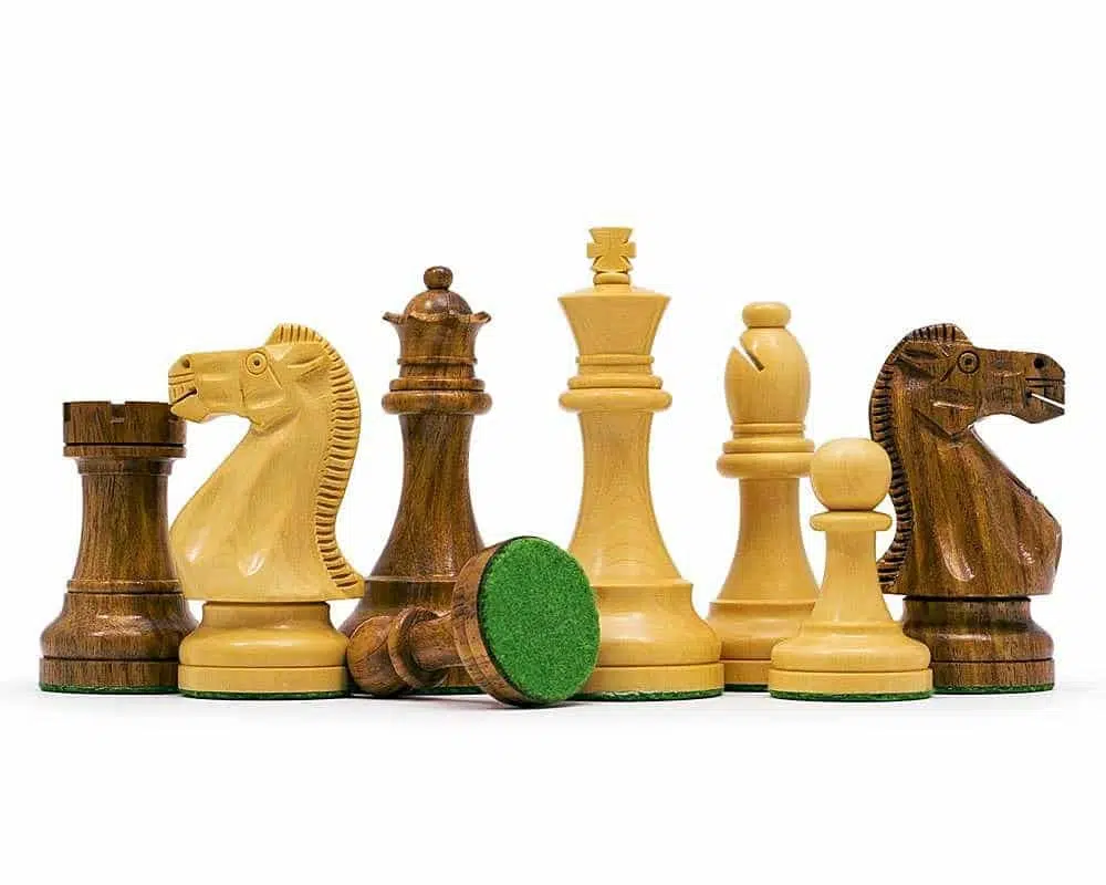 Pièces d'échecs en teck, détail des cavaliers, de la dame, du roi et du fou avec feutrine