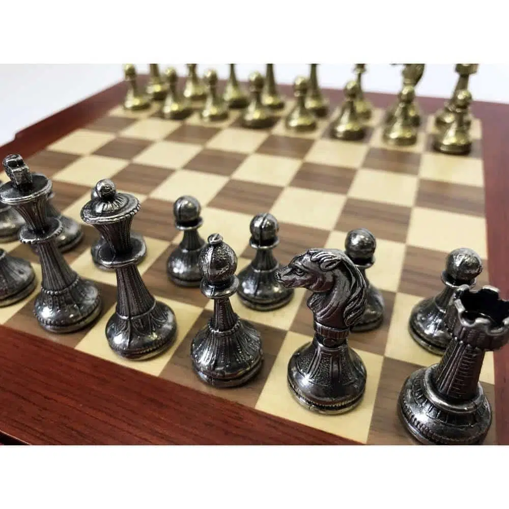 Ensemble Mignon Flower XI Echiquier avec Rangement en Bois de Noyer et Erable et Jeu d'Echecs en Métal - Image 2