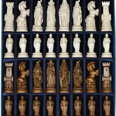 Jeu d'Echecs "Bergame Chevalier Bruni et Poli à la Cire" en Bois des Alpes Massif Sculpté Traditionnellement