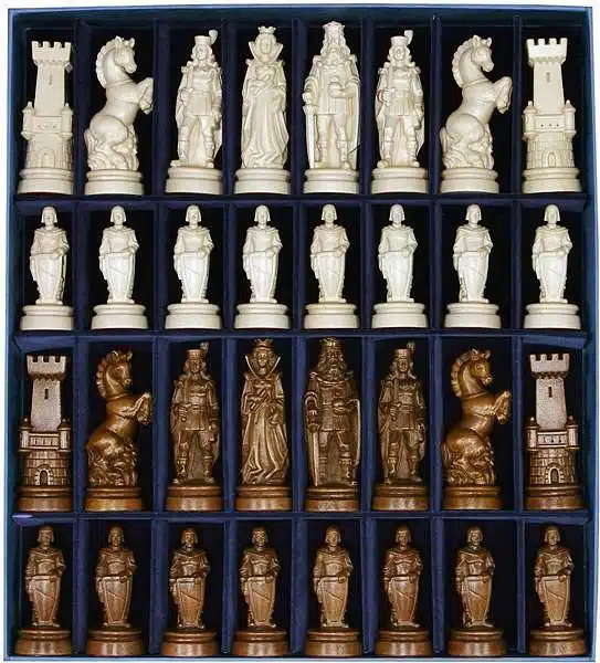 Jeu d'Echecs "Bergame Chevalier Bruni et Poli à la Cire" en Bois des Alpes Massif Sculpté Traditionnellement