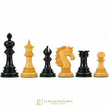 Jeu d'échecs Constantine en bois d'ébène, pièces alignées sur fond blanc