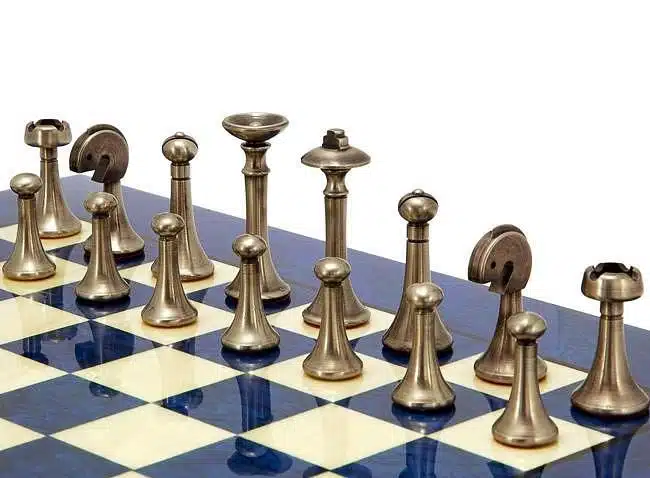 Ensemble Contemporain Bleu Echiquier en Bois d'Erable & Jeu d'Echecs en Laiton Massif - Image 4