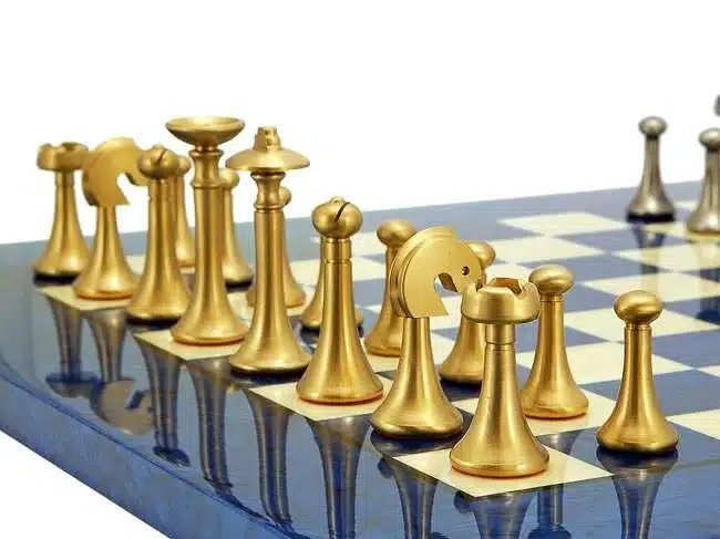 Ensemble Contemporain Bleu Echiquier en Bois d'Erable & Jeu d'Echecs en Laiton Massif - Image 3
