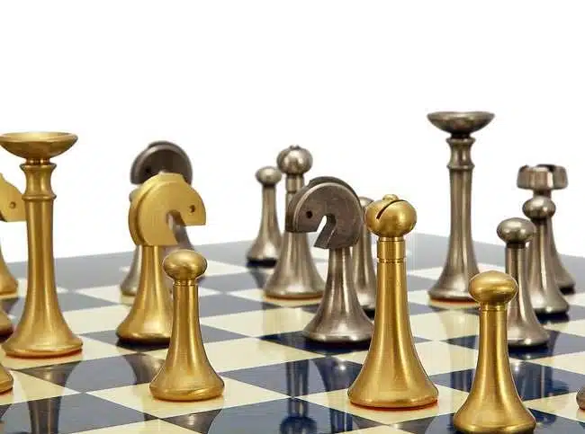 Ensemble Contemporain Bleu Echiquier en Bois d'Erable & Jeu d'Echecs en Laiton Massif - Image 5
