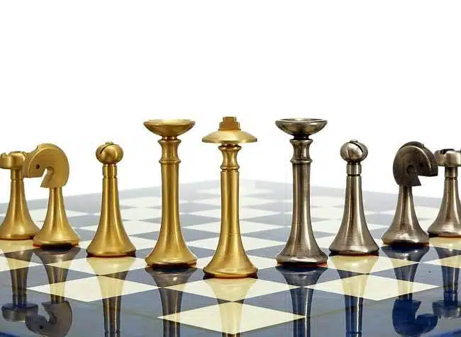 Ensemble Contemporain Bleu Echiquier en Bois d'Erable & Jeu d'Echecs en Laiton Massif - Image 6