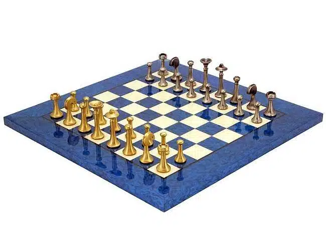 Ensemble Contemporain Bleu Echiquier en Bois d'Erable & Jeu d'Echecs en Laiton Massif