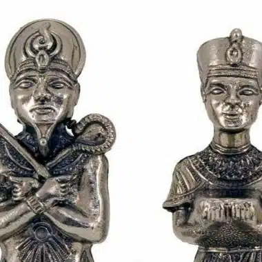Détail du roi et de la dame argentés, visages sculptés style égyptien
