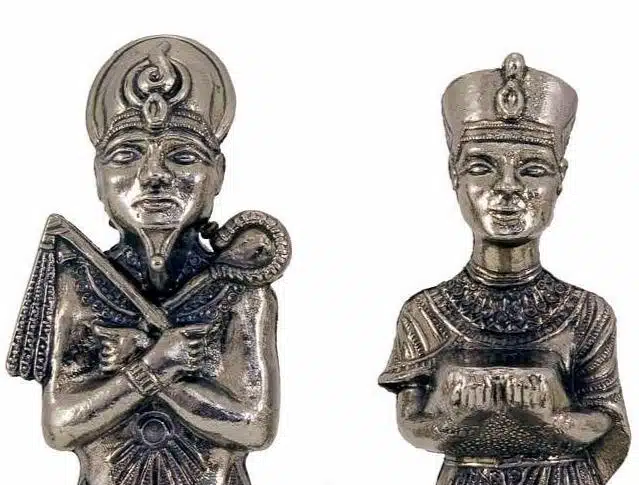 Détail du roi et de la dame argentés, visages sculptés style égyptien