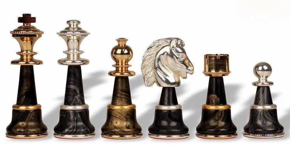 Ensemble Staunton Fantasy XL Echiquier en Bois d'Erable Vert & Jeu d'Echecs en Laiton et Bois Plaqué Or et Argent - Image 8