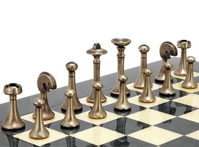 Ensemble Contemporain Gris Echiquier en Bois d'Erable & Jeu d'Echecs en Laiton Massif - Image 4