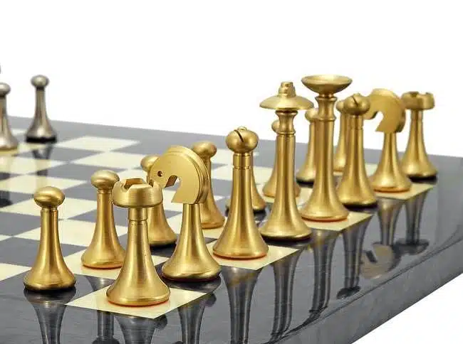 Ensemble Contemporain Gris Echiquier en Bois d'Erable & Jeu d'Echecs en Laiton Massif - Image 3