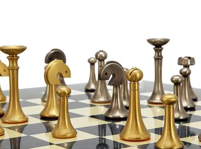 Ensemble Contemporain Gris Echiquier en Bois d'Erable & Jeu d'Echecs en Laiton Massif - Image 5