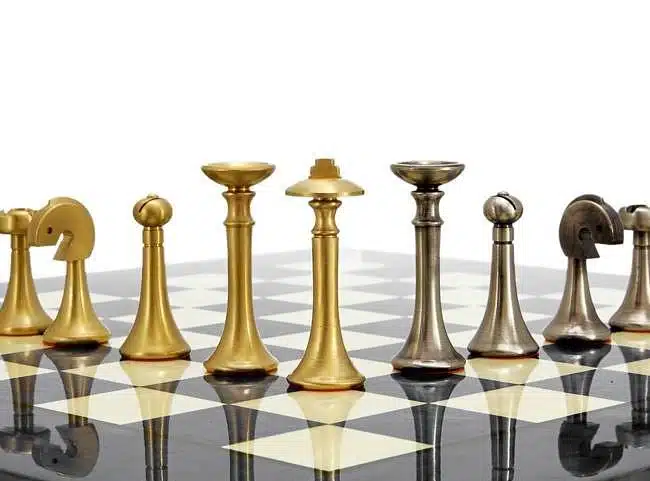 Ensemble Contemporain Gris Echiquier en Bois d'Erable & Jeu d'Echecs en Laiton Massif - Image 6