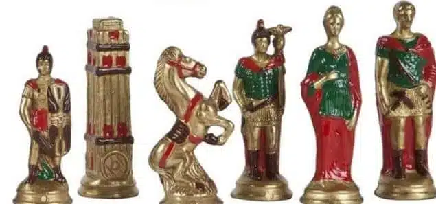 Ensemble Romains vs Barbares : Echiquier en Similicuir & Jeu d'Echecs en Métal Peint à la main - Image 5