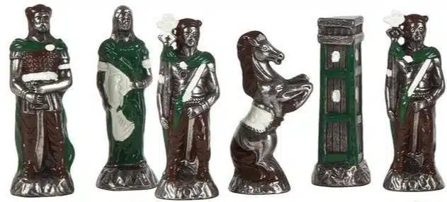 Ensemble Romains vs Barbares : Echiquier en Similicuir & Jeu d'Echecs en Métal Peint à la main - Image 4