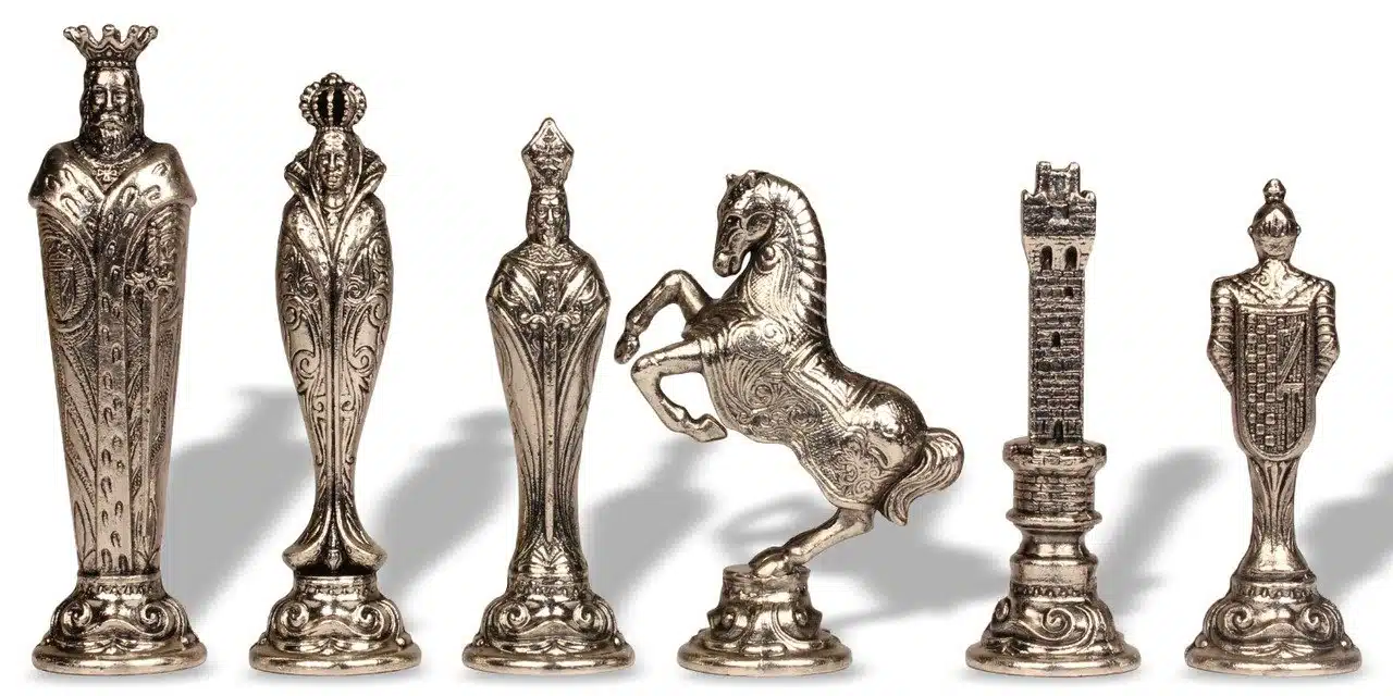 Grandes Figurines Medievales Italienne et Echiquier en Bois de Bruyere et d'Erable Gris - Image 5