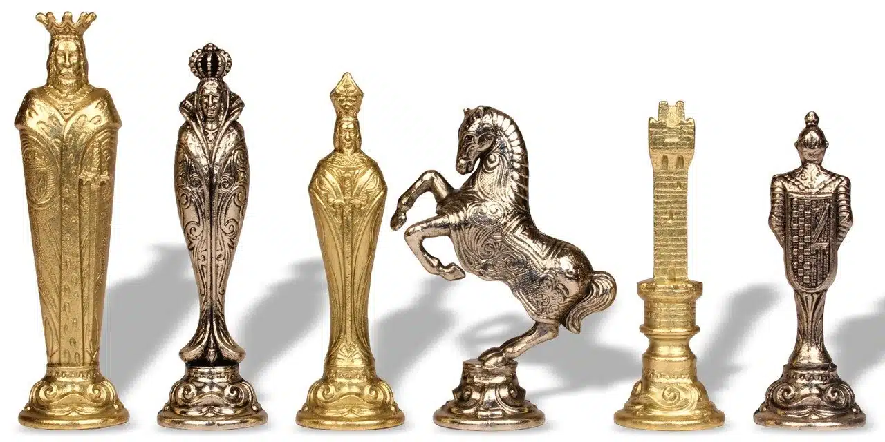 Grandes Figurines Medievales Italienne et Echiquier en Bois de Bruyere et d'Erable Gris - Image 3