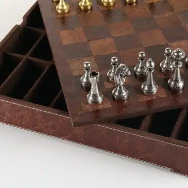 Détail du coffret de rangement ouvert avec compartiments et pièces argentées