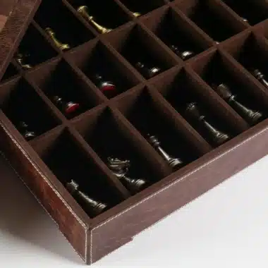 Coffret en cuir ouvert montrant les compartiments de rangement avec pièces en laiton