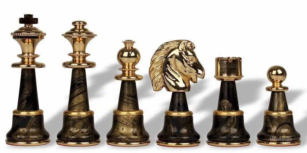 Ensemble Staunton Fantasy XL Echiquier en Bois d'Erable Vert & Jeu d'Echecs en Laiton et Bois Plaqué Or et Argent - Image 10