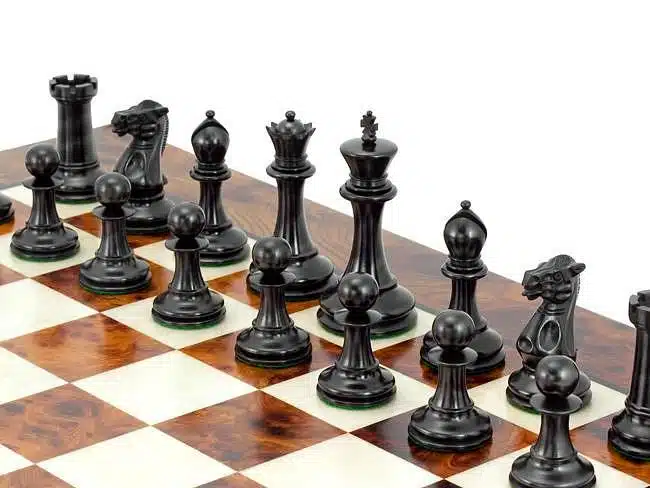 Ensemble Elite Echiquier en Bois d'Orme et de Bruyère Laqué & Jeu d'Echecs en Bois d'Ebène - Image 2